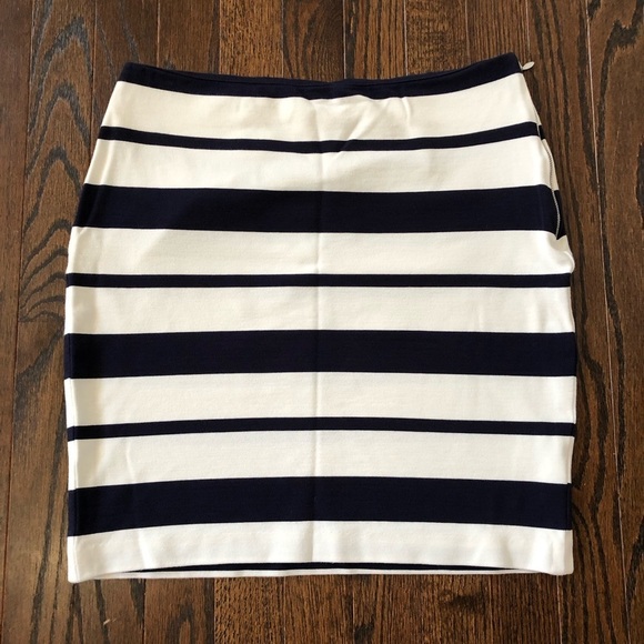 Banana Republic Dresses & Skirts - Banana Republic Women’s 2 Navy Blue/White Pencil Mini Skirt w/Side Zipper - EUC!